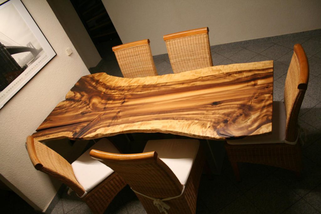 Golden Cherry Baumtisch.jpg
Ein Kirschbaum extrem breit mit einer wilden Maserung wie gemalt